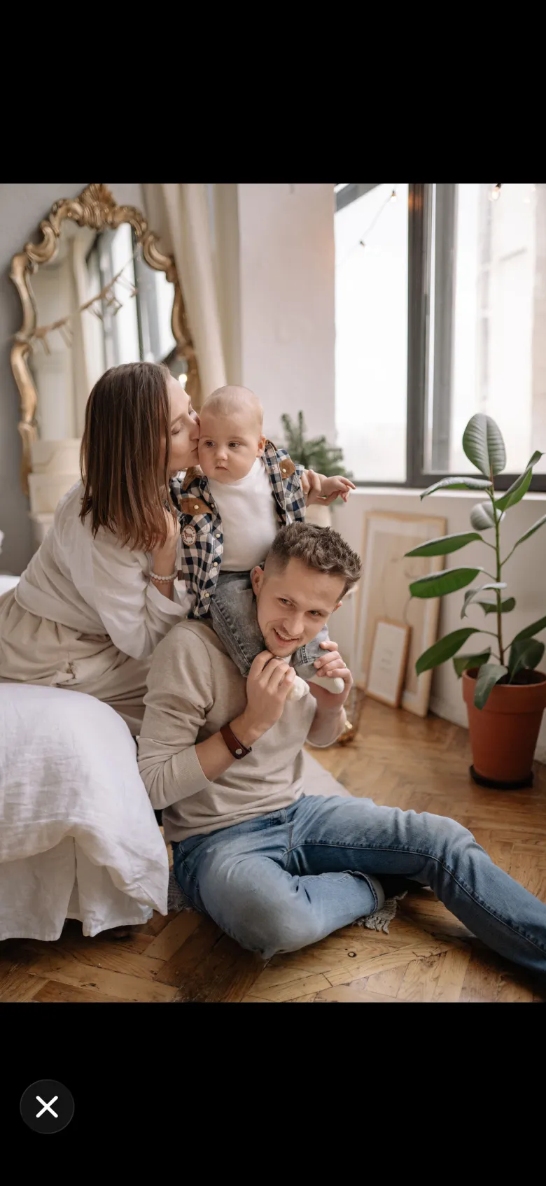 A family photo in full screen with nothing but a close button